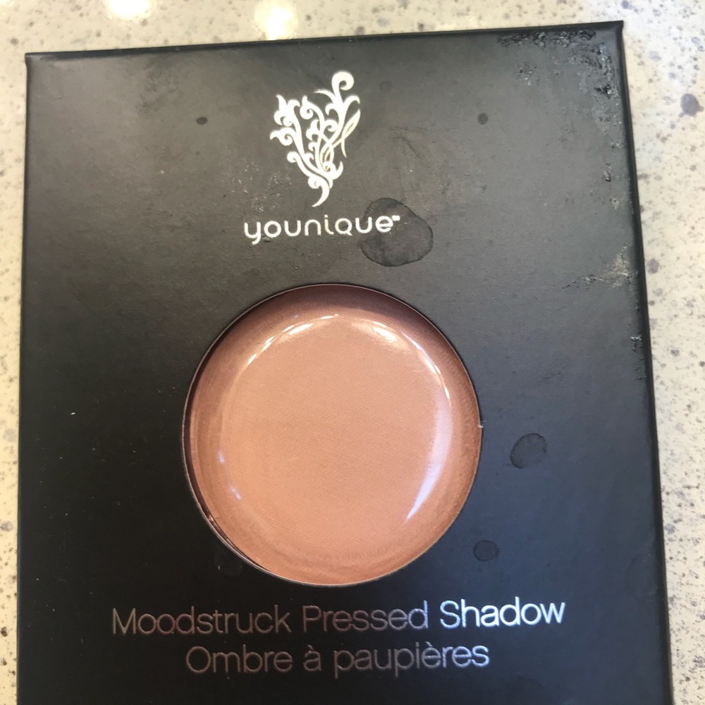 Younique pressed shadow in Discreet